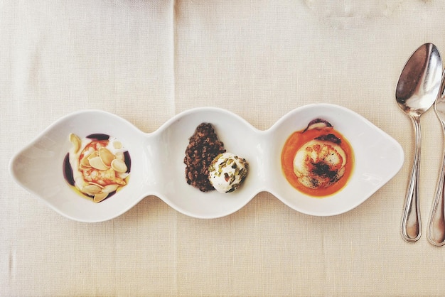 Zestaw trzech dań na stole